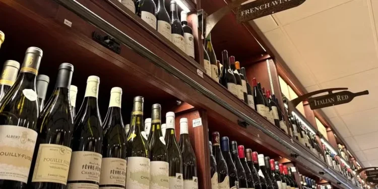 ‘Com 200%, o negócio vai parar’: setor do vinho na França teme bilhões em perdas com taxa de Trump