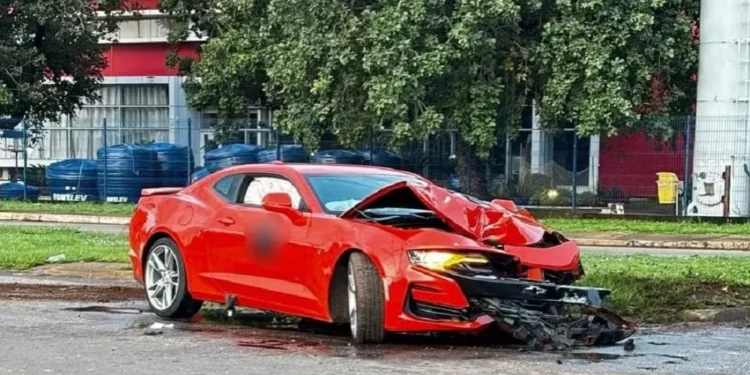 Camaro avaliado em mais de R$ 500 mil fica destruído após motorista perder controle no centro de Palmas