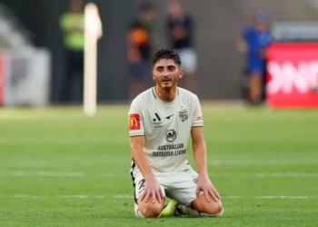 Josh Cavallo, do Adelaide United, se assumiu abertamente gay em 2021 • Mackenzie Sweetnam/Getty Images