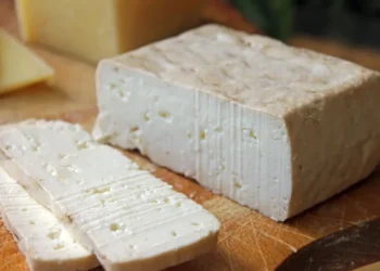 Gripe aviária: vírus sobrevive em queijo de leite cru por meses, diz estudo