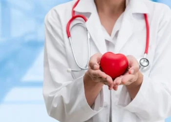 Hirofumi Tanaka, especialista em saúde cardiovascular, explica que a natação ajuda a reduzir a pressão arterial e melhora a eficiência do sistema cardiovascular, desafiando os pulmões a atender às demandas de uma frequência cardíaca elevada.
crédito: Arquivo/MS