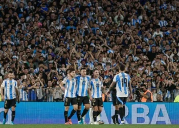 Torcedores da Argentina terão que desembolsar muitos pesos para assistir ao jogo contra o Brasil • Daiana Panza/NurPhoto via Getty Images