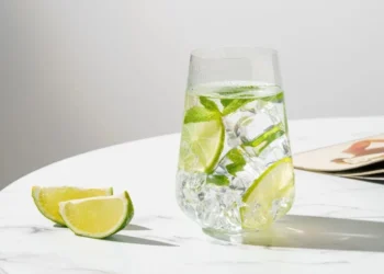 A água tônica é feita com água mineral, açúcar, quinino e gás • Natalia Gdovskaia/GettyImages