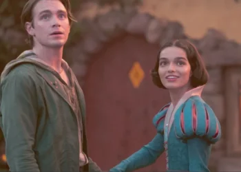 Jonathan (Andrew Burnap) e Branca de Neve (Rachel Zegler) em novo live-action da Disney • Giles Keyte