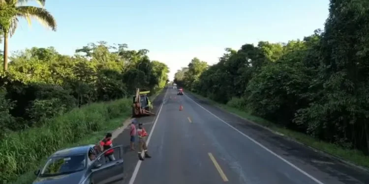 Trecho da BR-153 passa por recuperação do acostamento e segue com trânsito ‘pare e siga’