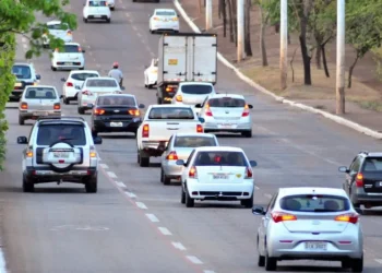 Trânsito de veículos em avenida de Palmas — Foto: João de Pietro/Secom/Divulgação