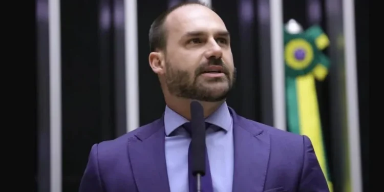 Bancada do PSOL pede que Câmara rejeite licença de Eduardo Bolsonaro