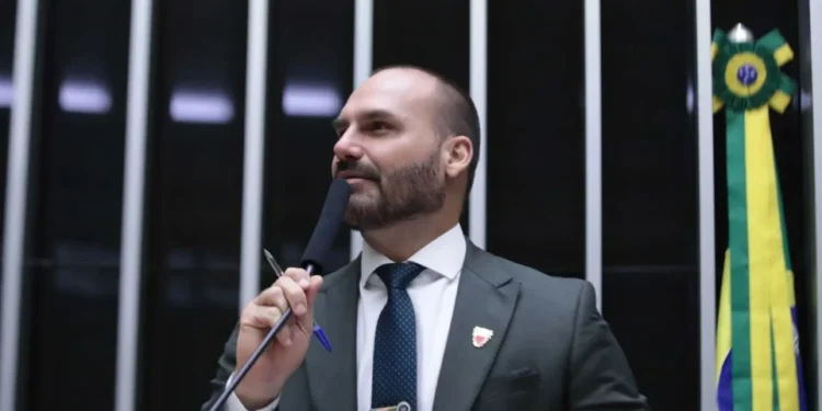 Entenda o que é um exilado político, termo utilizado por Eduardo Bolsonaro