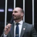 Entenda o que é um exilado político, termo utilizado por Eduardo Bolsonaro