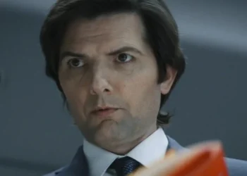 Pelo papel em "Ruptura", Adam Scott recebeu indicações ao Emmy e ao Globo de Ouro como Melhor Ator em Série Dramática • Reprodução