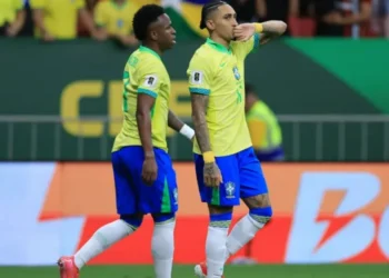 Raphinha e Vinicius Jr. comemoram o gol que abriu o placar para o Brasil contra a Colômbia • Buda Mendes/Getty Images