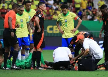 Alisson, do Brasil, e Sánchez, da Colômbia, ficam desacordados após choque • Buda Mendes/Getty Images