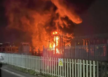 Foto compartilhada pelo Corpo de Bombeiros de Londres mostra o incêndio na estação que abastece o Aeroporto de Heathrow • London Fire Brigade/X