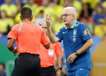 Doival Júnior reclama com árbitro durante vitória da Seleção Brasileira contra a Colômbia • Foto: Divulgação/CBF