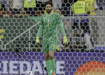 Alisson durante jogo do Brasil contra a Colômbia pelas Eliminatórias • Rafael Ribeiro/CBF