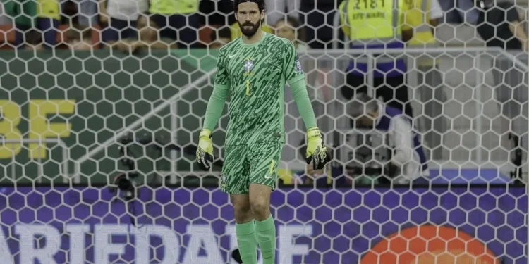 Por que Alisson foi cortado? Veja o que diz o protocolo de concussão