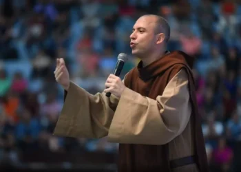Santo Rosário do Frei Gilson: entenda o sucesso da live e a polêmica com vídeos removidos do canal cristão