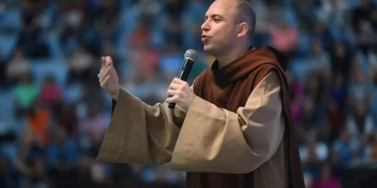 Santo Rosário do Frei Gilson: entenda o sucesso da live e a polêmica com vídeos removidos do canal cristão