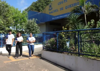 Estudantes da rede estadual recebem materiais como cadernos, lápis e canetas, garantindo mais igualdade e oportunidades de aprendizado