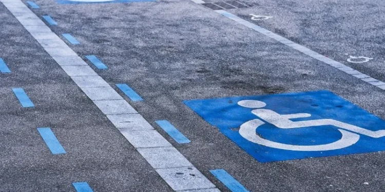 Estacionar em vagas exclusivas para PCD ou idoso sem o devido cartão de identificação acarreta em uma multa de R$ 293,47 • Grégory ROOSE from Pixabay