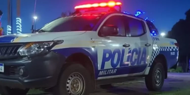 Briga em família tem mãe e filho presos após ameaças e tentativa de esfaquear mulher na frente da polícia