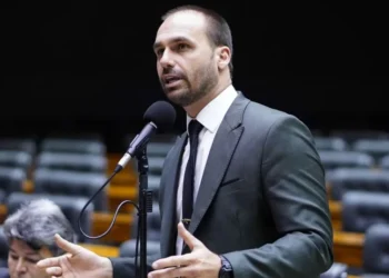 Esquerda fala em “fuga” de Eduardo; direita em “heroísmo”