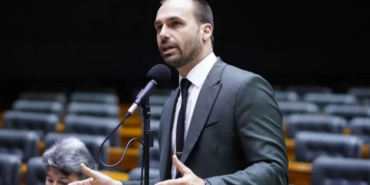 Esquerda fala em “fuga” de Eduardo; direita em “heroísmo”