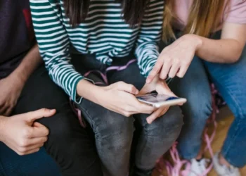 Uso de celular nas escolas é autorizado apenas para fins pedagógicos e sob supervisão • Freepik