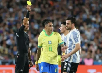 Raphinha durante Brasil x Argentina pelas Eliminatórias • Daniel Jayo/Getty Images