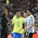 Raphinha durante Brasil x Argentina pelas Eliminatórias • Daniel Jayo/Getty Images