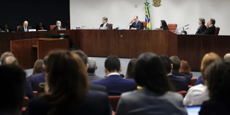 Por unanimidade, STF torna réus Bolsonaro e outros 7 por trama golpista