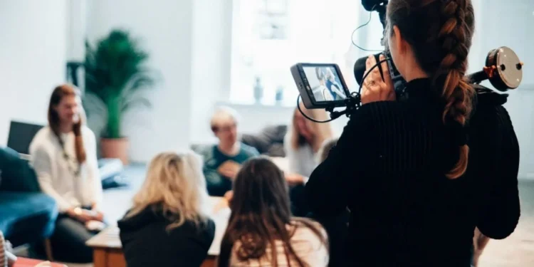 Curso abordará temas fundamentais da educomunicação, como produção jornalística • Vanilla Bear Films/Unsplash