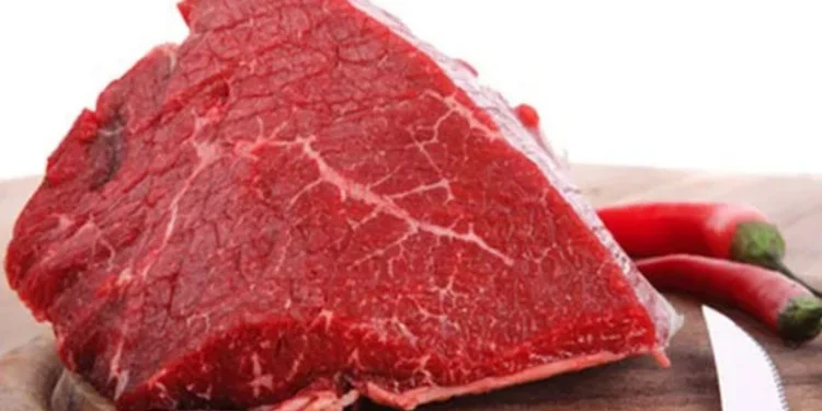 Preços das carnes devem continuar pressionados em 2025, diz BC