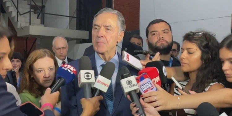 Barroso sobre Bolsonaro: “Tem direito de emitir sua opinião”