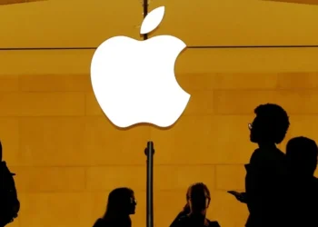 Pessoas passam em frente a logo da Apple em loja da marca em Nova York • 01/08/2018 - REUTERS/Lucas Jackson