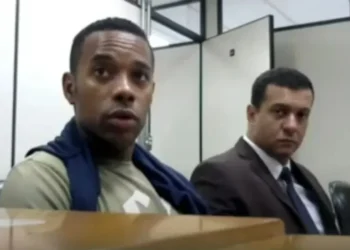 Robinho durante audiência de custódia na sede da Justiça Federal de Santos • Reprodução