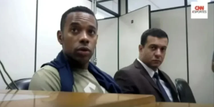 Robinho durante audiência de custódia na sede da Justiça Federal de Santos • Reprodução