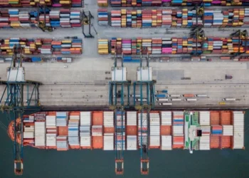 Imagem aérea do Porto de Santos (SP). • Porto de Santos (SP)