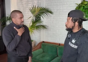 Kanye West em entrevista com o DJ Akademiks • YouTube/Akademiks