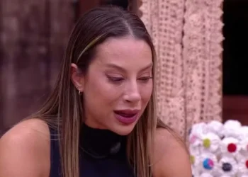 Renata chora no BBB25 após eliminação de Eva • reprodução/TV Globo