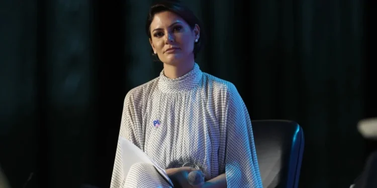 No DF, Michelle Bolsonaro lidera disputa ao Senado, diz Paraná Pesquisas