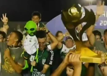 Troféu do Campeonato Paraibano quebra durante comemoração • Reprodução / TV Cabo Branco / X