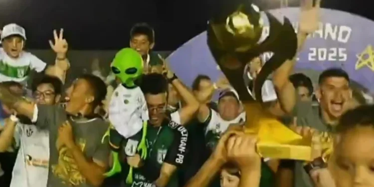 Troféu do Campeonato Paraibano quebra durante comemoração do Sousa