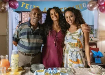 Antonio Pitanga, Bella Campos e Taís Araújo nos bastidores da gravação de “Vale Tudo” • Globo/ Manoella Mello