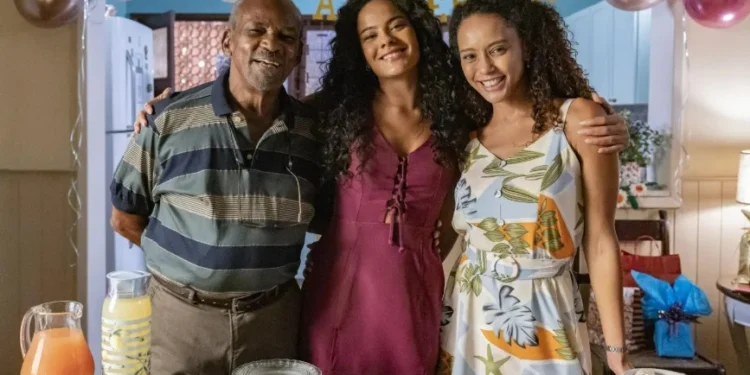 Antonio Pitanga, Bella Campos e Taís Araújo nos bastidores da gravação de “Vale Tudo” • Globo/ Manoella Mello