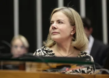 Análise: Gleisi segue com perfil combativo ao comparar golpe de 64 com 8/1