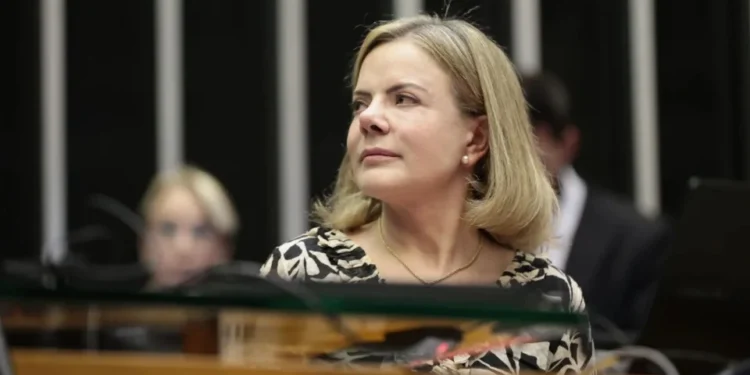 Análise: Gleisi segue com perfil combativo ao comparar golpe de 64 com 8/1