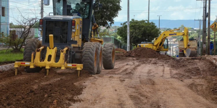 Avenida comercial do Jardim Aureny III passa por revitalização na base asfáltica