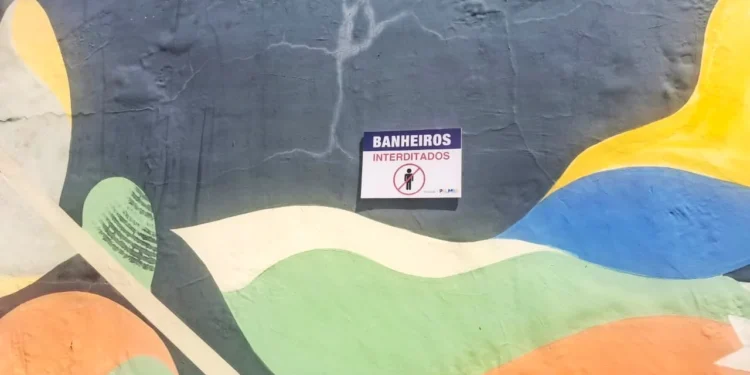 Banheiro público da Praia da Graciosa é interditado temporariamente para reforma geral