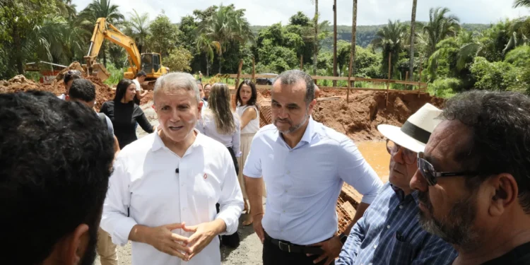 Prefeito Eduardo Siqueira Campos visita obra da ponte no distrito de Taquaruçu